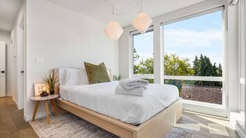 3 slaapkamers, een bureau, een strijkplank/strijkijzer, reisbedje