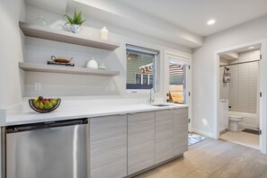 Combined shower/tub, hair dryer - 3BR 3BA Rooftop Patio with Waterview, Private Garden & Grill (Seattle)