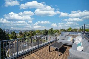 Terrace/patio - 3BR 3BA Rooftop Patio with Waterview, Private Garden & Grill (Seattle)