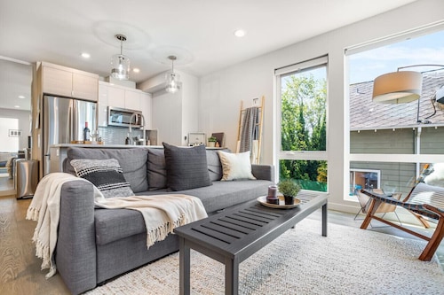 3BR 3BA Rooftop Patio with Waterview, Private Garden & Grill