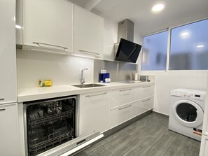 Kylskåp, mikrovågsugn, ugn och diskmaskin