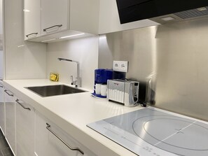 Kylskåp, mikrovågsugn, ugn och diskmaskin