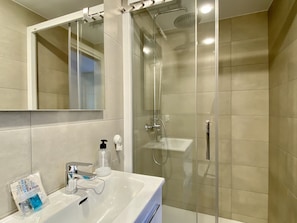 Dusche, Haartrockner, Handtücher