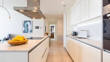 Een koelkast, een microgolfoven, een oven, een kookplaat