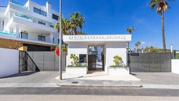Une entrée d’hôtel moderne, avec une enseigne indiquant « Santa Barbara Heights ».