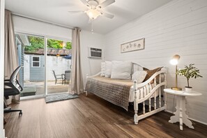 1 habitación, escritorio, tabla de planchar con plancha y wifi