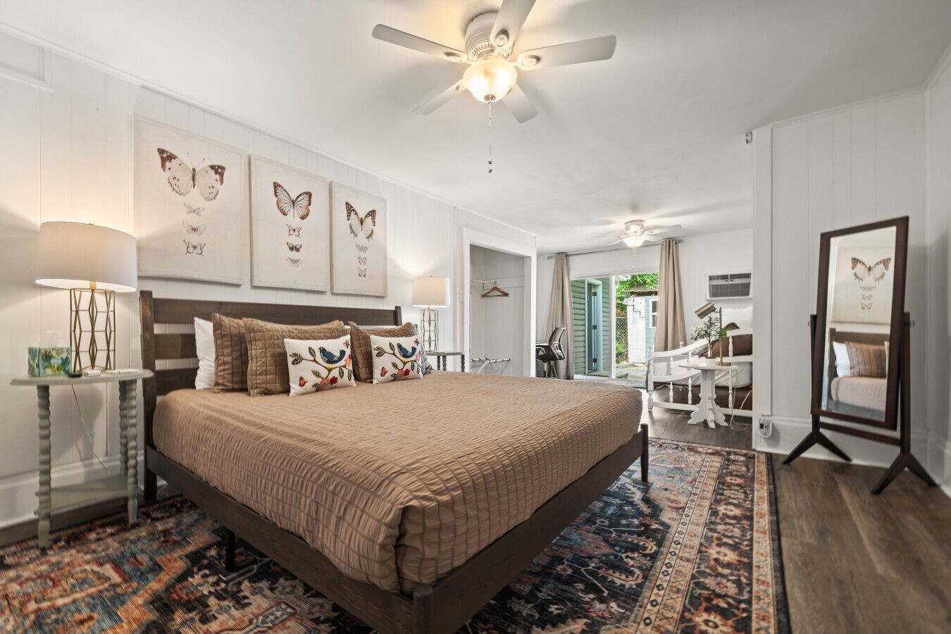 1 dormitori, escriptori, planxa i posts de planxar i wifi 