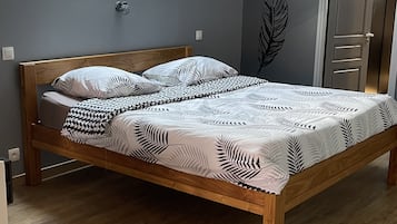 2 bedrooms, iron/ironing board, free WiFi