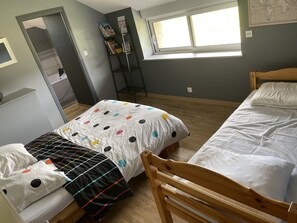 2 bedrooms, iron/ironing board, free WiFi