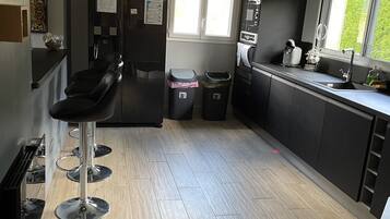 JÀÀkaappi, mikroaaltouuni, uuni, liesi