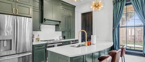 Refrigerador, microondas, horno, placa de cocina