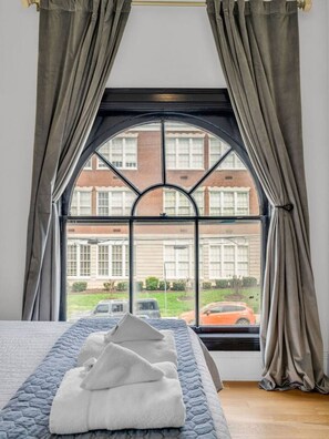 Desk, iron/ironing board, WiFi, bed sheets - 519 Townhome · ✧ Downtown Knoxville Townhome ✧ 45min to Smokies (Knoxville)