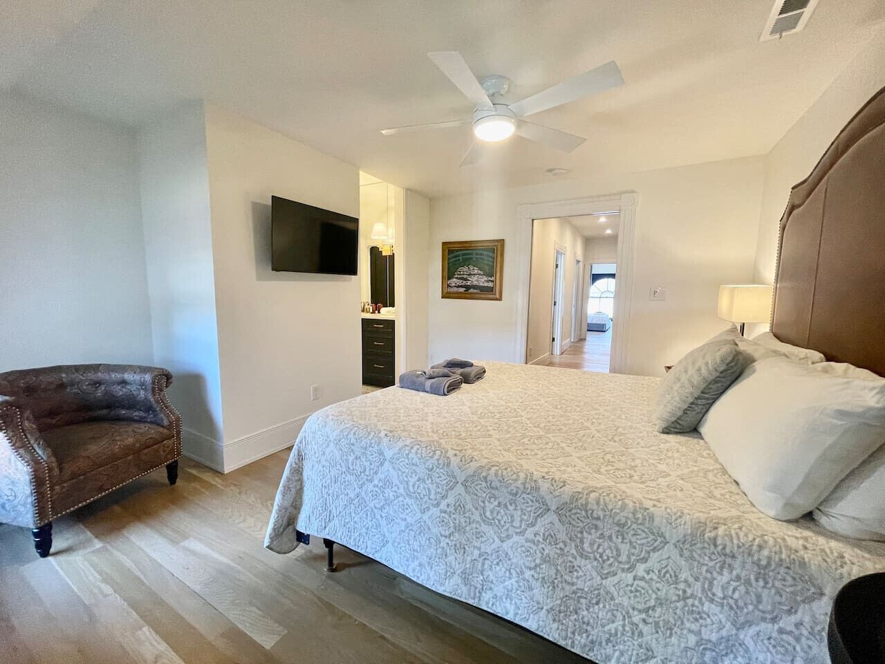 4 habitaciones, escritorio, tabla de planchar con plancha y wifi 