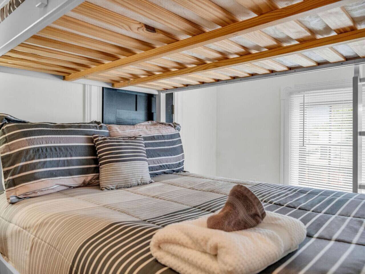 4 bedrooms, desk, iron/ironing board, WiFi