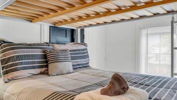 4 bedrooms, desk, iron/ironing board, WiFi