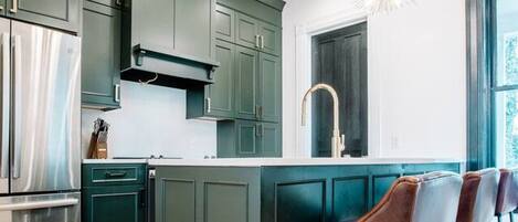 Geladeira, micro-ondas, fogão, cooktop