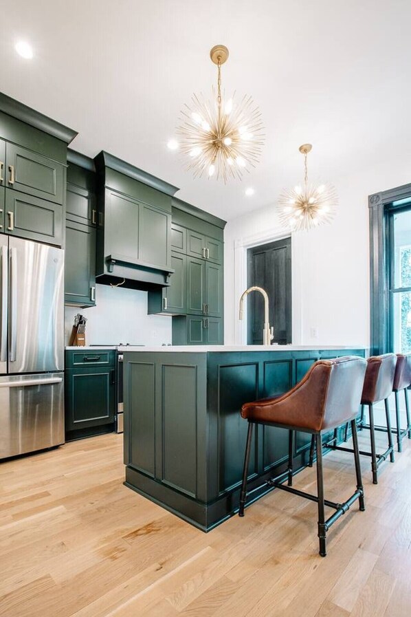 Fridge, microwave, oven, stovetop - 519 Townhome · ✧ Downtown Knoxville Townhome ✧ 45min to Smokies (Knoxville)