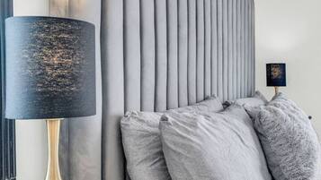 4 bedrooms, desk, iron/ironing board, WiFi