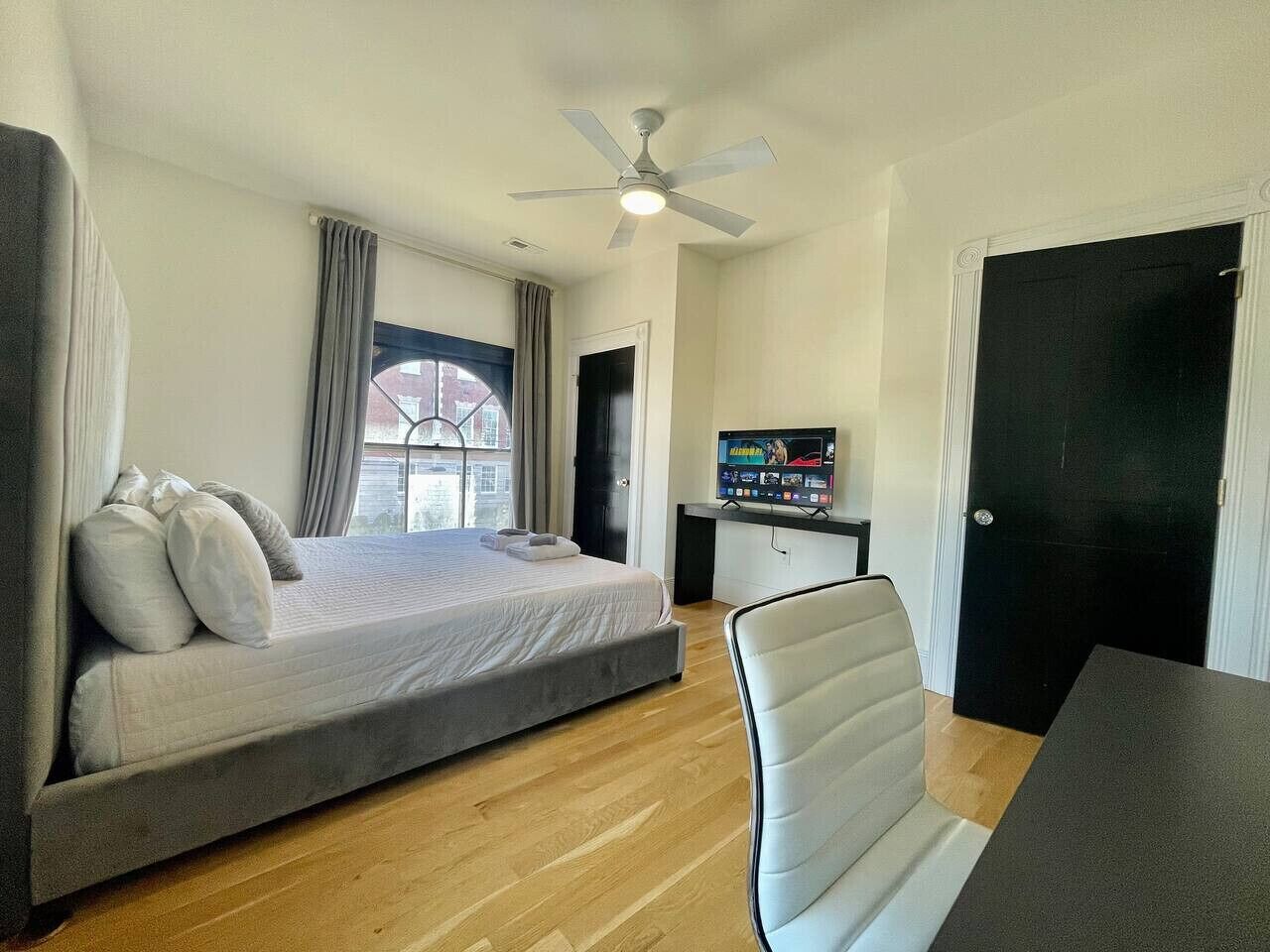 4 bedrooms, desk, iron/ironing board, WiFi