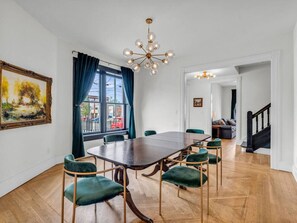 Dining - 519 Townhome · ✧ Downtown Knoxville Townhome ✧ 45min to Smokies (Knoxville)