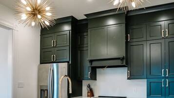 冷蔵庫、電子レンジ、オーブン、コンロ