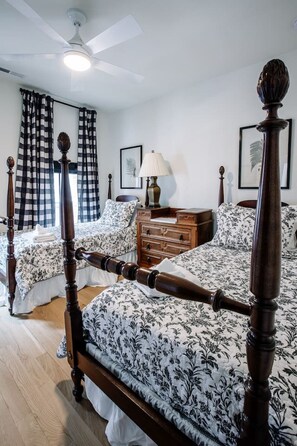 4 bedrooms, desk, iron/ironing board, WiFi