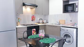 Køleskab, mikrobølgeovn, ovn, kogeplade