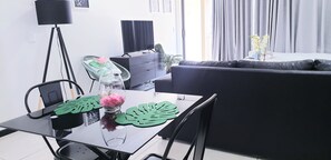 1 bedroom, desk, iron/ironing board, free WiFi - Secure, Stunning Studio in Sunninghill Sandton (Sandton)