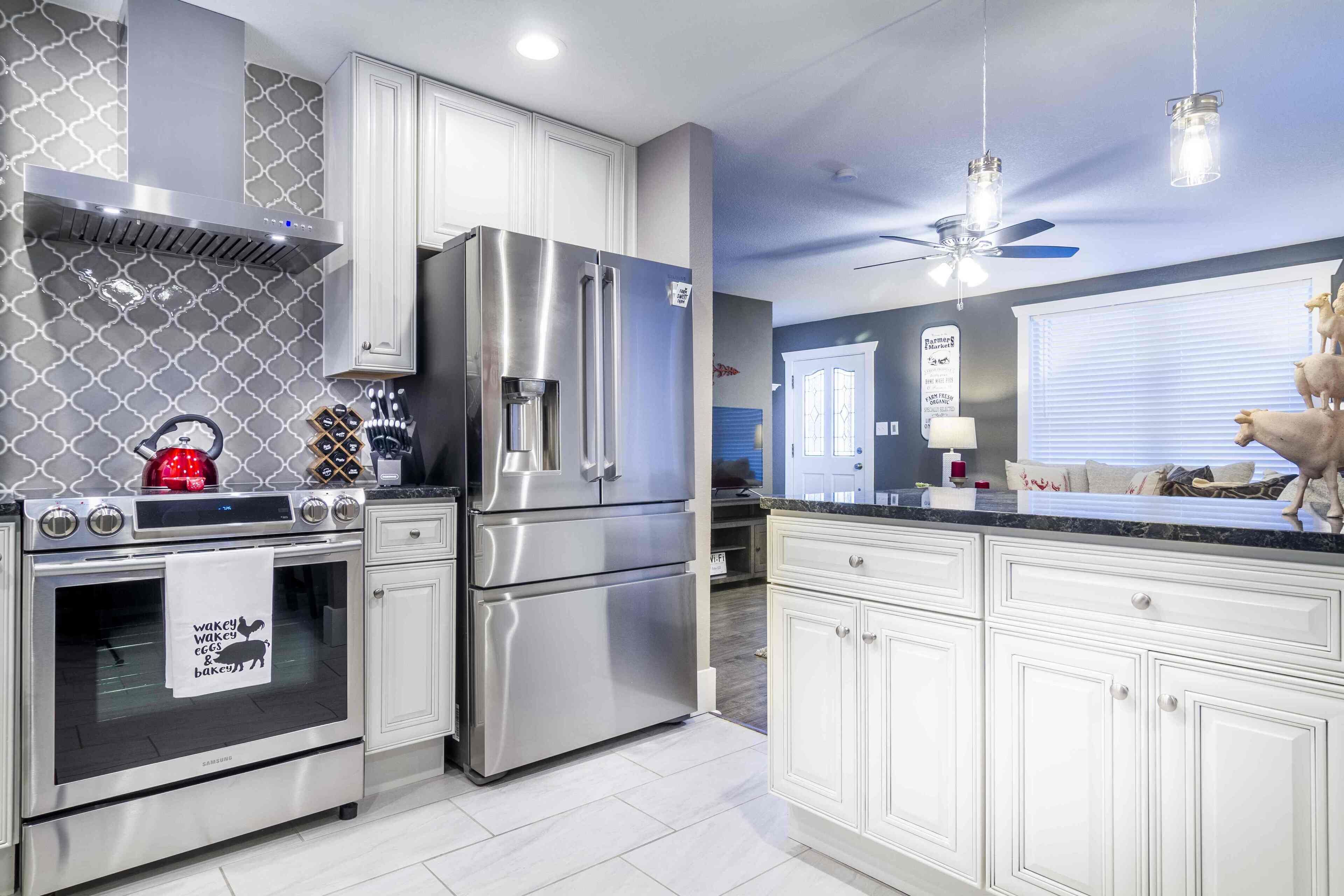 Kühlschrank, Mikrowelle, Ofen, Herdplatte