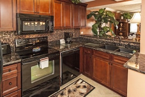 Condo (Mariner West 209 (1/2)) | Private kitchen