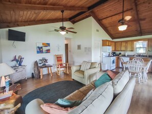 Smart TV - Mermaid Lake House - Arcridgeranchresort.com (Ben Wheeler)