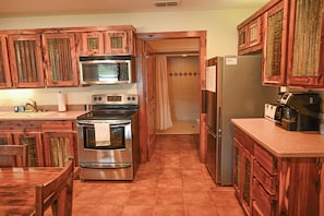 Een koelkast, een magnetron, een oven, een kookplaat