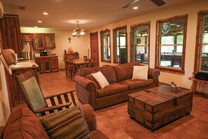 Interior - Cantina Lake House - Arcridgeranchresort.com (Ben Wheeler)