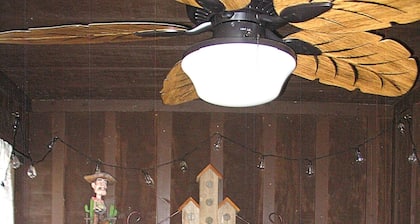 Rustique Cabin at Briarcreek Farm, Downstairs Only, Sleeps 4