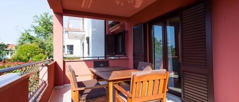 تناول الطعام بالخارج