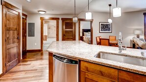 Private kitchen - Gorgeous & Spacious Condo W/shared Pool, Three hot Tubs, Fitness & Game Room (Steamboat Springs)