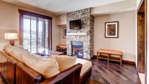 1 bedroom, WiFi - Gorgeous & Spacious Condo W/shared Pool, Three hot Tubs, Fitness & Game Room (Steamboat Springs)