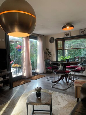 Smart-tv, videospelletjes, een dvd-speler en tafelvoetbal