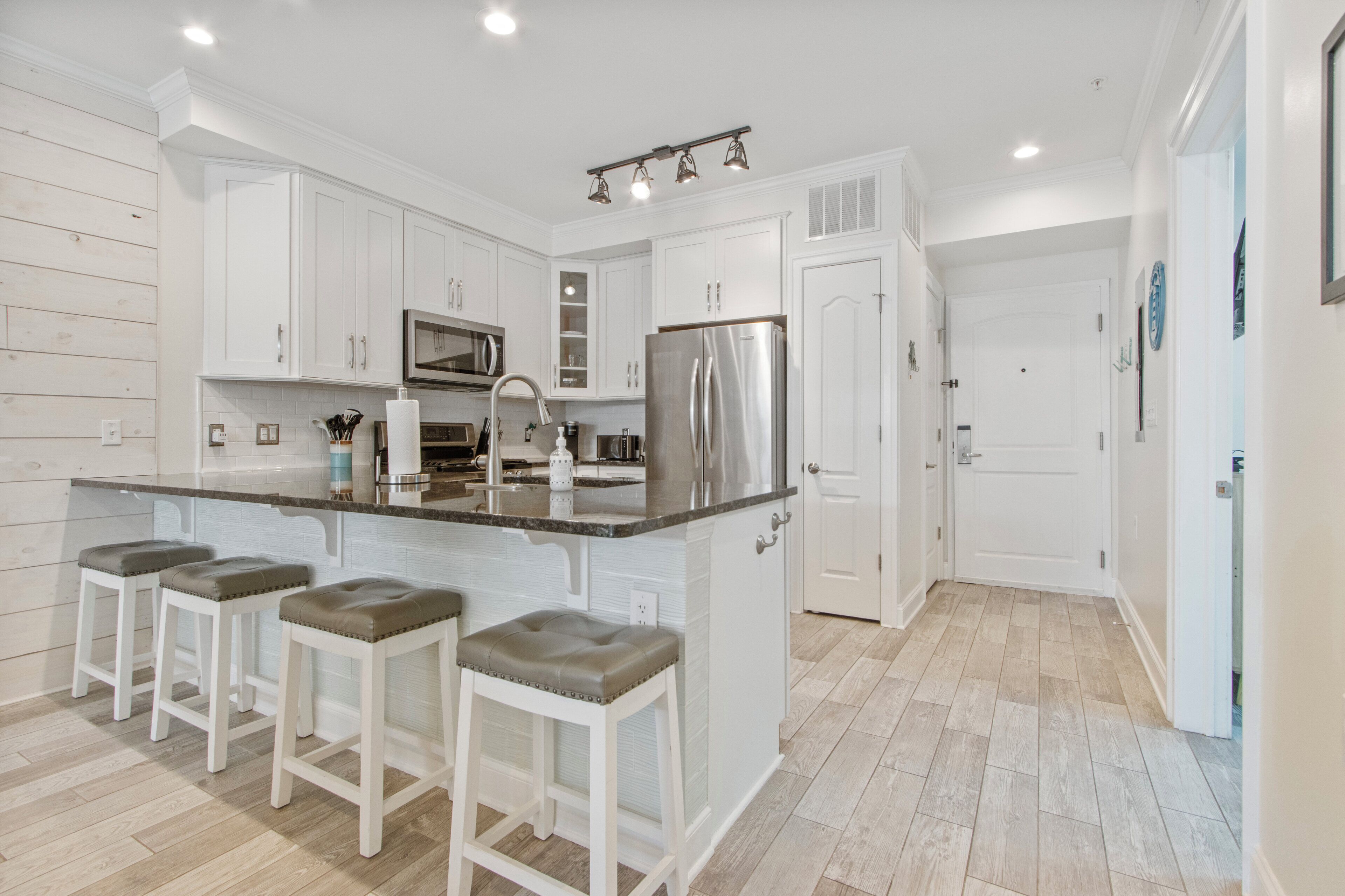 Køleskab, mikrobølgeovn, ovn, kogeplade