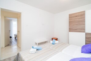 2 bedrooms, iron/ironing board, Internet, bed sheets