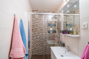 Haartrockner, Handtücher, Seife, Toilettenpapier