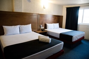 Escritorio, wifi gratis y ropa de cama 