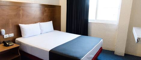 Quarto casal | Escrivaninha, Wi-Fi de cortesia, roupa de cama