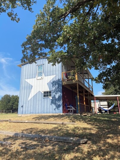 Family- friendly Rustic Cabin on a Peaceful and scencic Farm