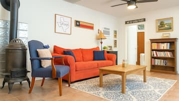 Smart-tv, eldstad, dvd-spelare och böcker