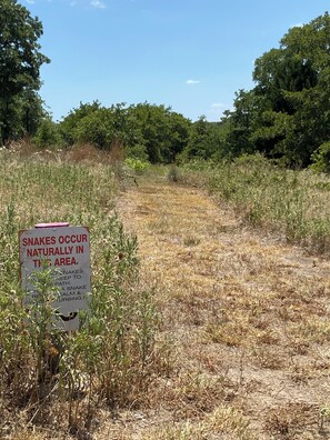 Un panneau d’avertissement indiquant la présence de serpents dans la région.