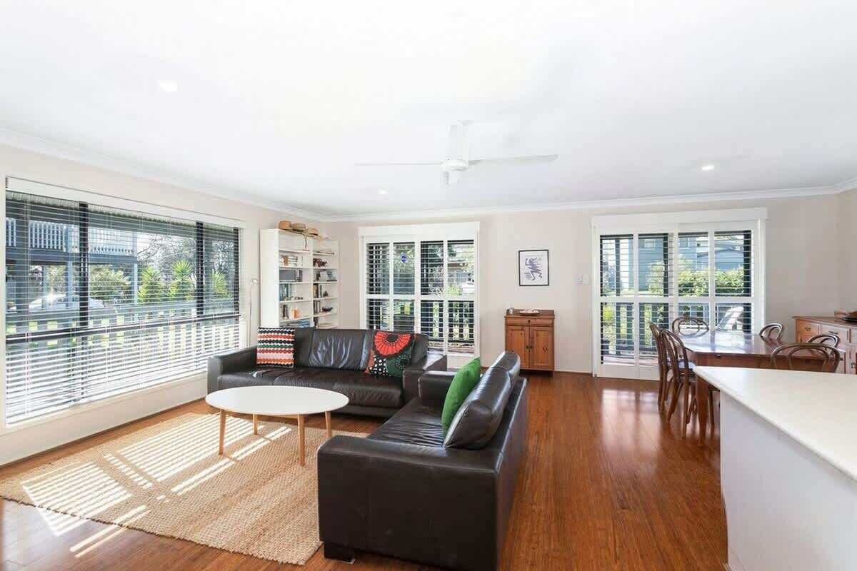 Televisio, takka, kirjoja