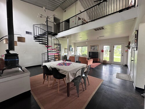 Unique,Eclectic, Scenic Farm, Relax in the jacuzzi tub,Nature Inspired