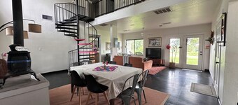 Unique,Eclectic, Scenic Farm, Relax in the jacuzzi tub,Nature Inspired