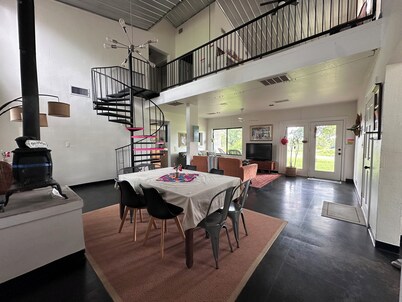 Unique,Eclectic, Scenic Farm, Relax in the jacuzzi tub,Nature Inspired